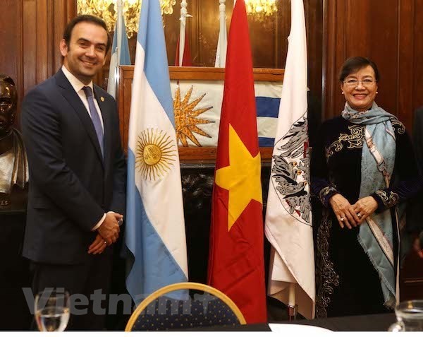 Chairwoman of the HCM City People’s Council Nguyen Thi Quyet Tam (right) and first Vice President of the Legislature of Buenos Aires city Javier Francisco Quintana. (Source: VNA)