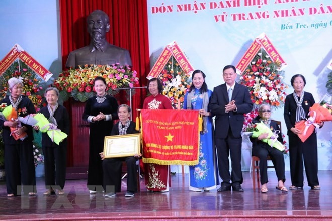 National Assembly Chairwoman Nguyen Thi Kim Ngan (third, left) presents the “Hero of the People’s Armed Forces” title to representatives of the Women’s Liberation Association – Long-Haired Army (Photo: VNA)