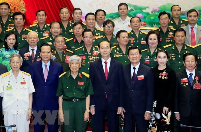 President Tran Dai Quang (first line, middle), former Party General Secretary Le Kha Phieu (first line, third, left), former President Truong Tan Sang (first line, third, right) and delegates to the congress pose for a group photo. (Source: VNA)