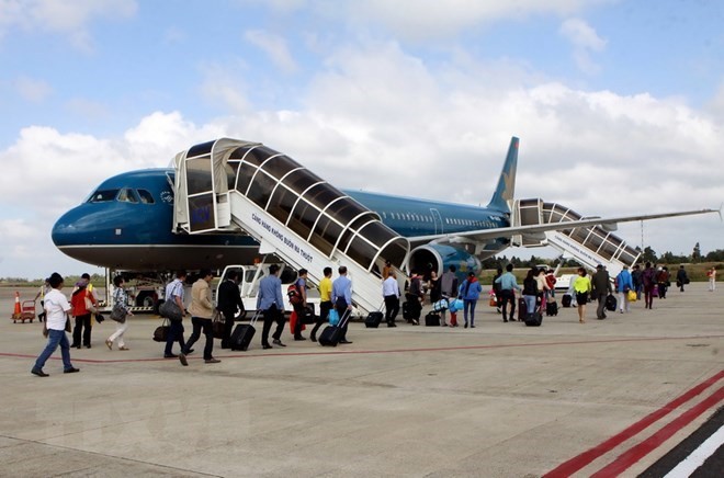 Passengers are boarding a Vietnam Airlines aircraft. (Photo: VNA