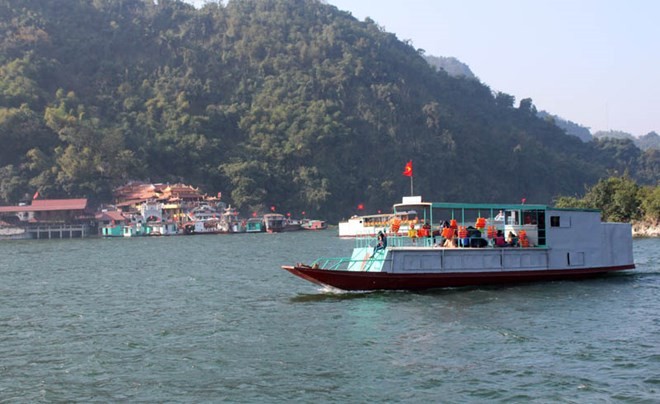 A tourists' boat on Hoa Binh Lake (Photo: baohoabinh.com.vn)