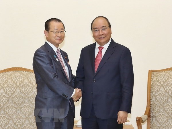 Prime Minister Nguyen Xuan Phuc (R) receives Kawamura Takeo, Chairperson of the Japanese House of Representatives’ Committee on Budget (Photo: VNA)