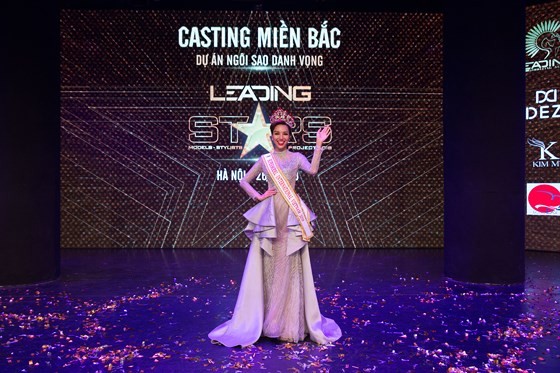 Kha Trang is crowned at the “Leading stars Project” competition. 