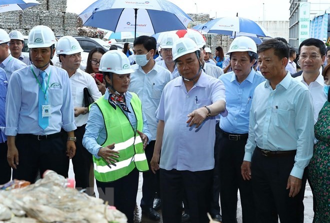 PM Phuc visits waste treatment, biogas and organic fertiliser plant in Quang Binh on August 26. (Photo: VNA)