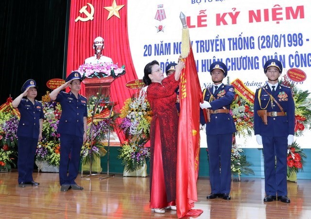 NA Chairwoman Ngan presents a third-class Military Order to the Vietnam Coast Guard in recognition of its achievements. (Source: VNA)
