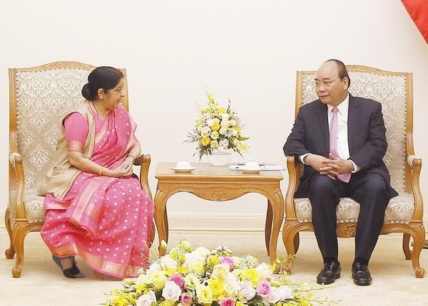 Prime Minister Nguyen Xuan Phuc (right) meets with Indian Foreign Minister Sushma Swaraj on August 28. (Photo: VNA)