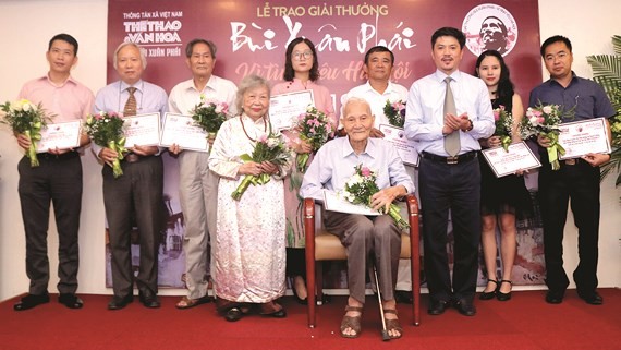 Retired history teacher Nguyen Ba Dam receives the Grand Prize at the 11th Bui Xuan Phai Award-Love for Hanoi.  (Photo: Sggp)