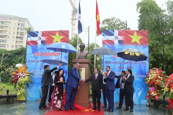 The inaugural ceremony of the statue of Professor Juan Bosch is held at Hoa Binh Park in Hanoi. (Photo: Sggp)