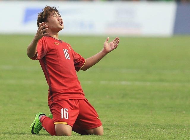 Vietnam’s exemplary free kick in the 70th minute saw Tran Minh Vuong, 16, make history by scoring a goal during his very first Asian Games match. (Source: VNA)