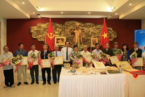 The provincial Department of Culture, Sport and Tourism presents certificates of merit to three groups and 12 individuals for their donation of valuable items. (Photo: Sggp)