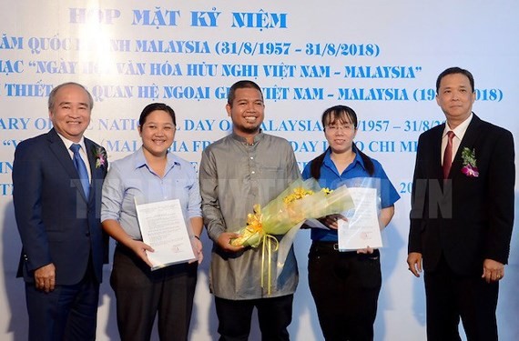 President of HCMC Union of Friendship Organization (HUFO), Huynh Minh Thien and Chairman of the Vietnam-Malaysia Friendship Association (VMFA) of HCMC Tran Ngoc Son congratulate the Vietnam-Malaysia Friendship Association of Phu Nhuan district