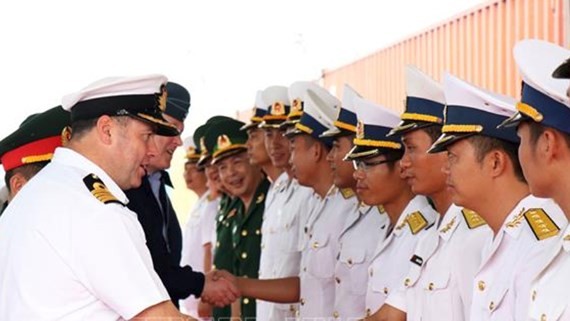 British Royal Navy Captain of HMS Albion Tim Nield (lL ) meets representatives of the Vietnam People's Navy. (Photo: TTXVN)