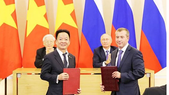 Party General Secretary Nguyen Phu Trong and Russian President Vladimir Putin witness the signing of a credit framework contract between Saigon Hanoi Commercial Joint Stock Bank  (SHB)  and International Bank for Economic Co-Operation (IBEC). (Photo: Sggp