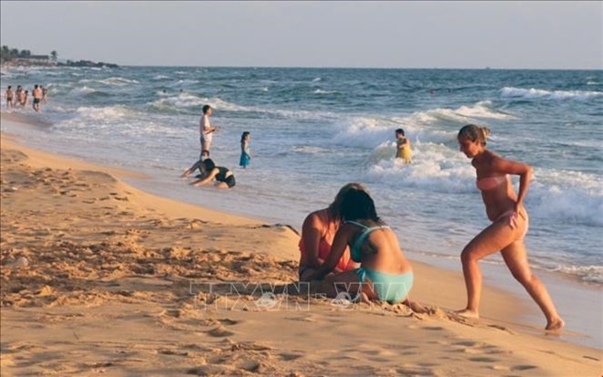 Foreign visitors get relaxed at Duong Dong beach in Phu Quoc on the National Day holiday. (Photo: VNA)