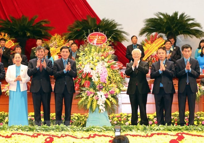 General Secretary of the CPV Central Committee Nguyen Phu Trong gives flowers to the Congress (Source: VNA)