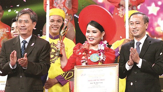 Lam Thi Kim Cuong from the Mekong Delta province of Soc Trang wins the 2018 Cai Luong Singing Contest.  (Photo: Sggp)