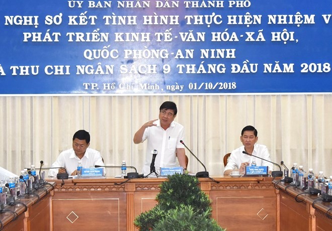 Chairman of the HCM City People’s Committee Nguyen Thanh Phong (centre) speaks at the meeting on the city’s socio-economic performance on October 1 (Photo: VNA)