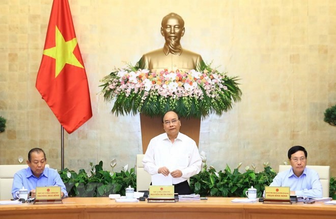 Prime Minister Nguyen Xuan Phuc (standing) at the Government meeting (Photo: VNA)