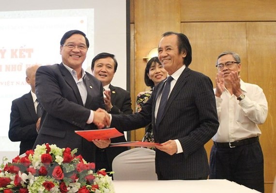 A signing ceremony of cooperation agreement between BAOOV and HUBA, HAWEE is also held at the conference. (Photo: Sggp)
