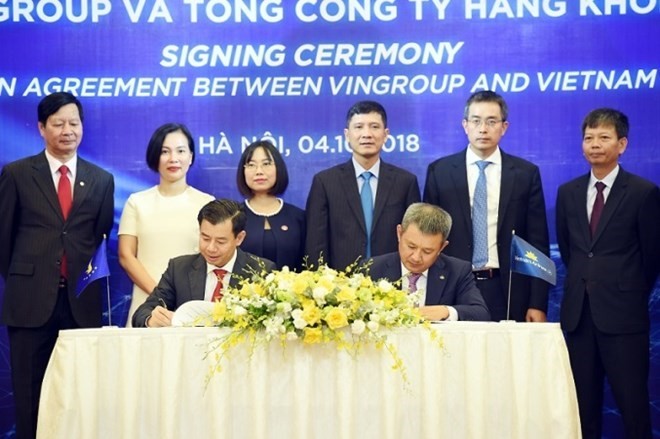 Vietnam Airlines and Vingroup sign the cooperation agreement on October 4 (Photo: VNA)