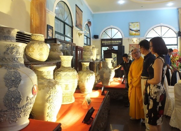 An exhibition on ceramic vase set of artisan Pham Van Tuyen - Venerable Thich Chanh Tinh (Photo: anhp.vn)