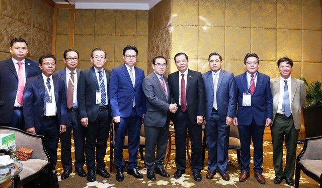 Vietnamese Minister of Agriculture and Rural Development Nguyen Xuan Cuong (fourth, right) and Cambodian Minister of Agriculture, Forestry and Fisheries Veng Sakhon (fifth, right) and other officials at the meeting (Photo: dantri.com.vn)