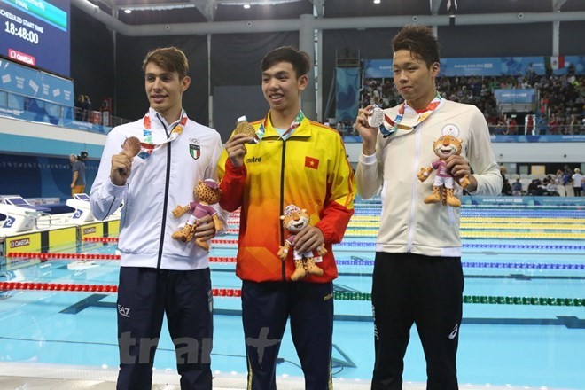 Vietnamese swimmer Nguyen Huy Hoang (middle) triumphs in the men’s 800m freestyle at the ongoing 2018 Summer Youth Olympics in Argentina (Photo: VNA)