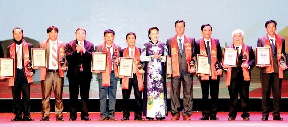 National Assembly (NA) Chairwoman, Nguyen Thi Kim Ngan presents awards to outstanding farmers. (Photo: Sggp)