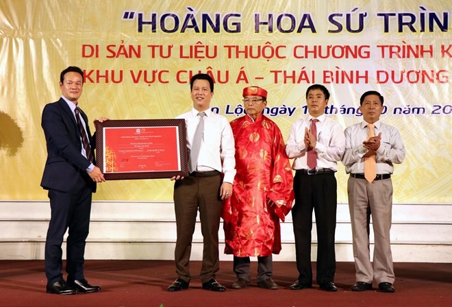 The certificate recognising 'Hoang Hoa su trinh do' (The Envoy’s Journey to China ) as part of documentary heritage in Asia and the Pacific under UNESCO’s Memory of the World Programme is presented on October 16 (Photo: VNA)