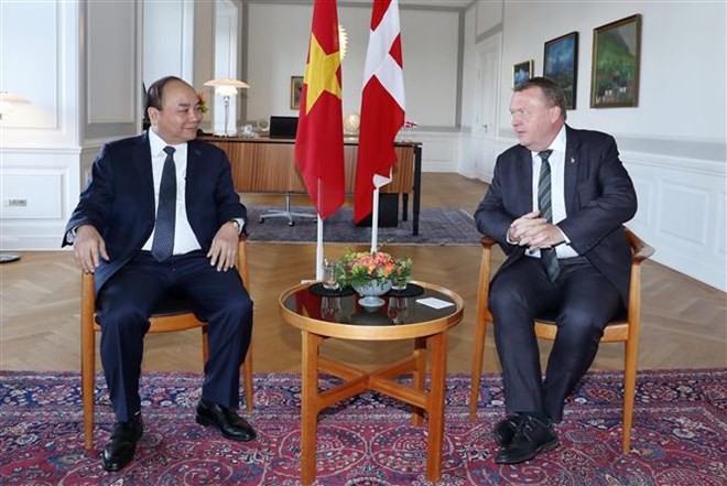 Prime Minister Nguyen Xuan Phuc holds talks with his Danish counterpart Lars Lokke Rasmussen on October 20 (local time). (Photo: VNA)