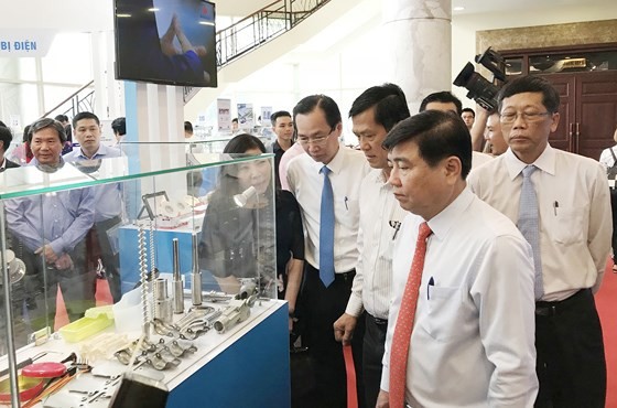 Chairman of the municipal People’s Committee, Nguyen Thanh Phong visits a display stall of an enterprises producing a key product in HCMC.