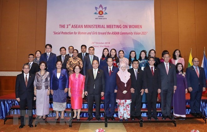 PM Nguyen Xuan Phuc (fifth from left) at the third ASEAN Ministerial Meeting on Women (Photo: VNA)
