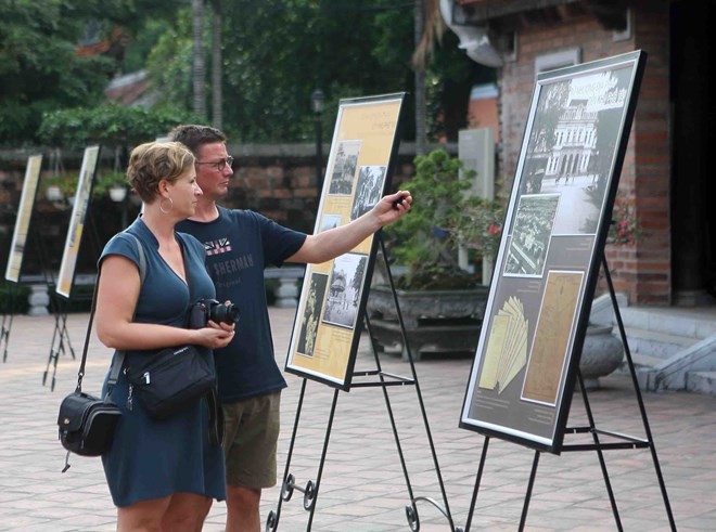Foreign visitors to an exhibition at the Temple of Literature in Hanoi (Photo: VNA)