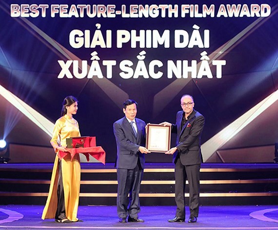 Minister of Culture, Sports and Tourism Nguyen Ngoc Thien (L) presents the Best Feature Film Award to Iranian director Rouhollah Hejazi. (Photo: Sggp)