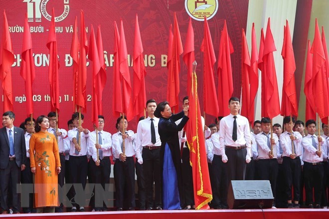 Chairwoman of the National Assembly Nguyen Thi Kim Ngan on November 3 presents the State’s third-class Independence Order to Chu Van An High School. (Photo: VNA)
