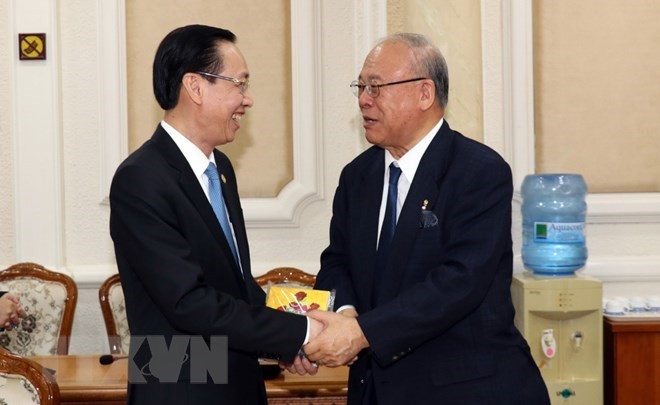 Standing Vice Chairman of the municipal People’s Committee Le Thanh Liem (L) and Special Advisor of the Japan-Vietnam Parliamentary Friendship Alliance Tsutomu Takebe (Photo: VNA)