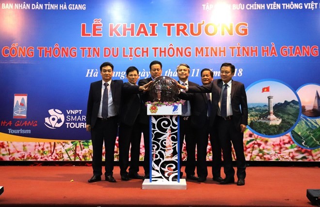 Leaders of Ha Giang and VNPT launch the tourism website and mobile app on November 8 (Photo: VNA)
