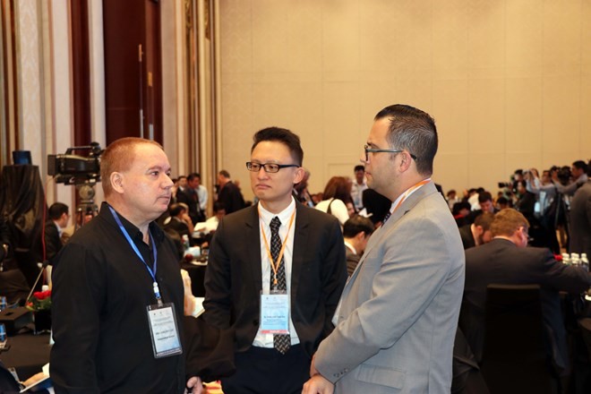 Participants discuss on the sidelines of the conference (Photo: VNA)
