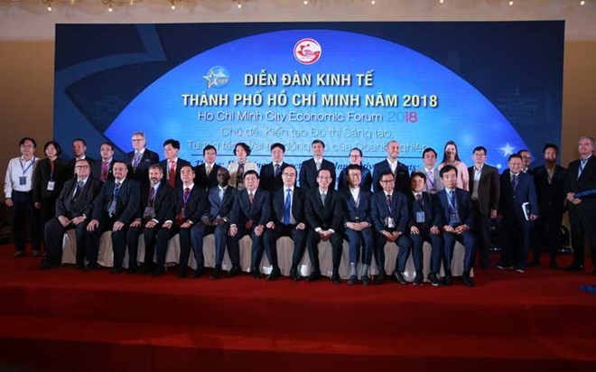 Delegates take photo at the Ho Chi Minh City Economic Forum 2018 (Source: doanhnhansaigon.vn)