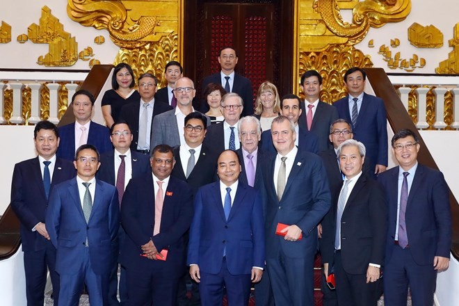 Prime Minister Nguyen Xuan Phuc (front, third, left) and international tourism investors pose for a photo (Photo VNA)