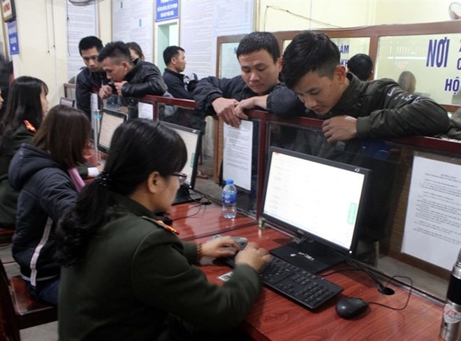 Vietnamese workers in Nghe An province flock to immigration offices to get the necessary authentication to return to work in their host countries after the 2018 Tet (Lunar New Year) holiday (Photo: VNA)