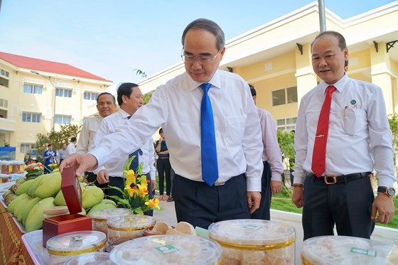 Secretary of the Ho Chi Minh City Party Committee Nguyen Thien Nhan visits an exhibition of local specialities of Can Gio district. (Photo: Sggp)