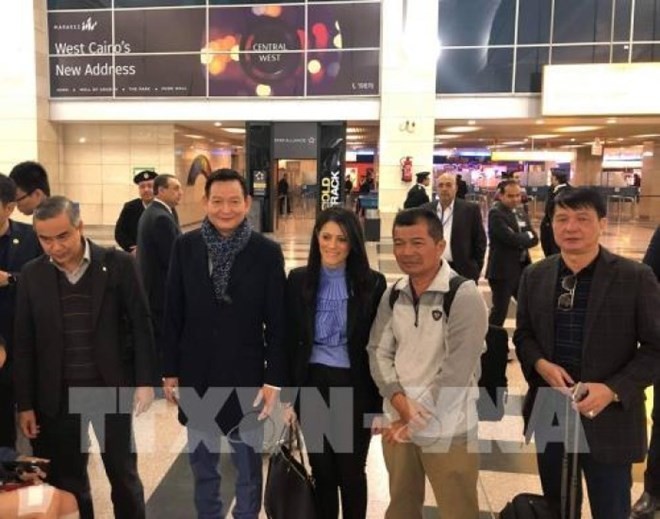 Vietnamese Ambassador to Egypt Tran Thanh Cong (second, from left) and Egyptian Minister of Tourism Rania al-Mashat (centre) bid farewell to the nine Vietnamese tourists before their journey to go back home (Photo: VNA)