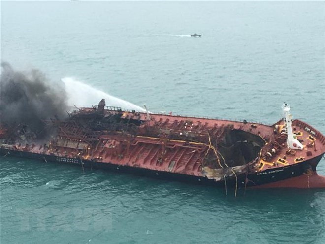 Aulac Fortune oil tanker caught fire in Hong Kong's southern waters on January 8. (Photo: AFP/VNA)