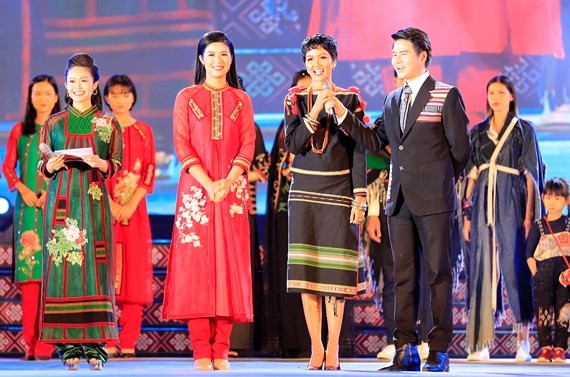 Miss Universe Vietnam 2017 H’Hen Nie speaks in the opening ceremony.