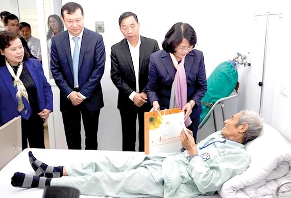 Vice President Dang Thi Ngoc Thinh presents Tet gifts to a cancer patient.  