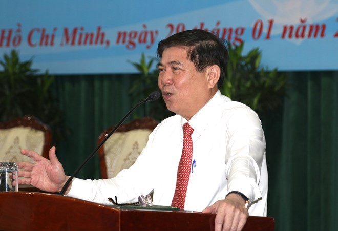 Chairman of the HCM City People’s Committee Nguyen Thanh Phong addresses the meeting with chairpersons of the communal-level administrations on January 29 (Photo: VNA)