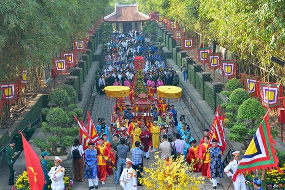 The ceremony offering Banh Tet (cylindrical glutinous rice cake) to Hung Kings and Marquess Le Thanh Nguyen Huu Canh, founder of Saigon-HCMC, marking the Tet holiday is organized at the Ethnic Culture Historical Park in District 9.