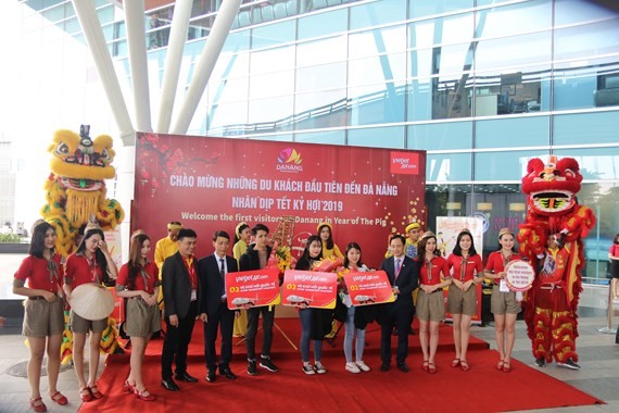 A ceremony welcoming first visitors of the year is held at Da Nang Airport on the first day of the first lunar month.  (Photo: Sggp)