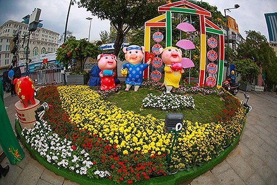 A family of pigs which are chosen as the sacred animals of Nguyen Hue Flower Street 2019